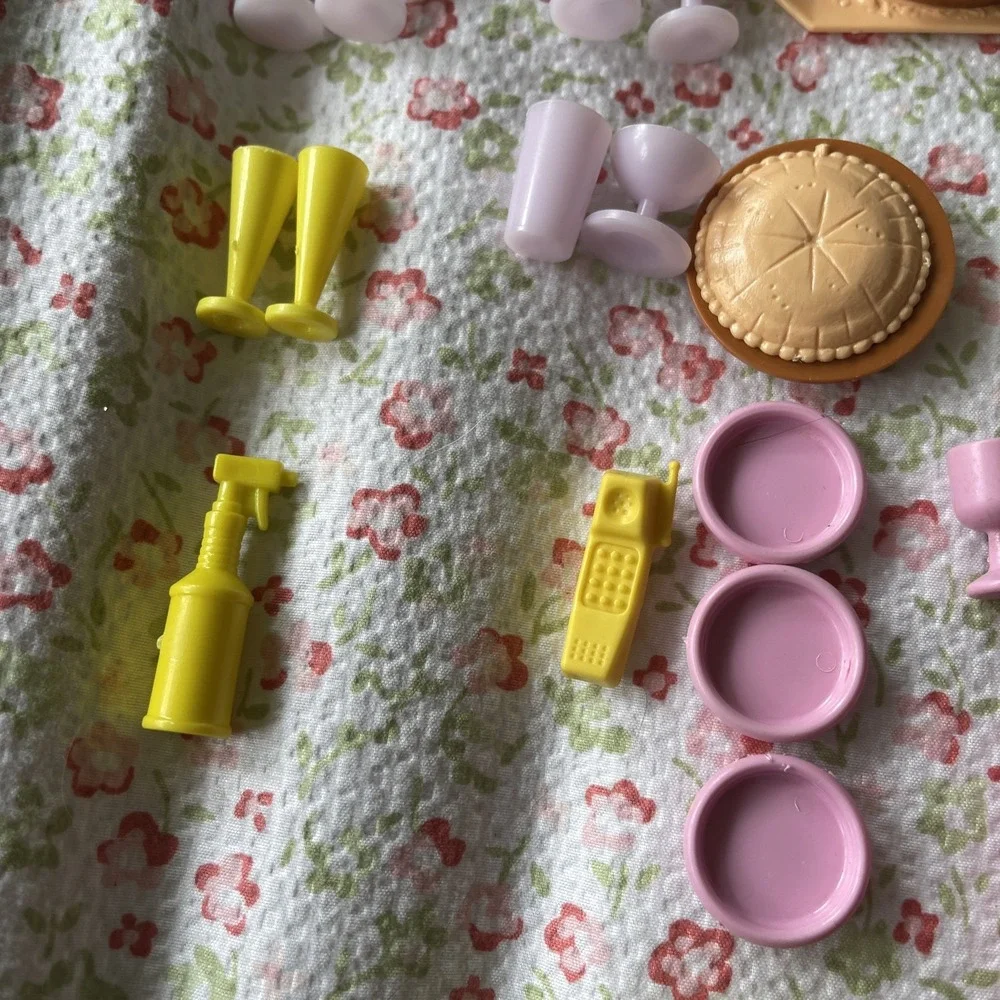 1984 Barbie Dream Kitchen 9119 Dishes Food Serving Flatware Goblets Pots Dishes